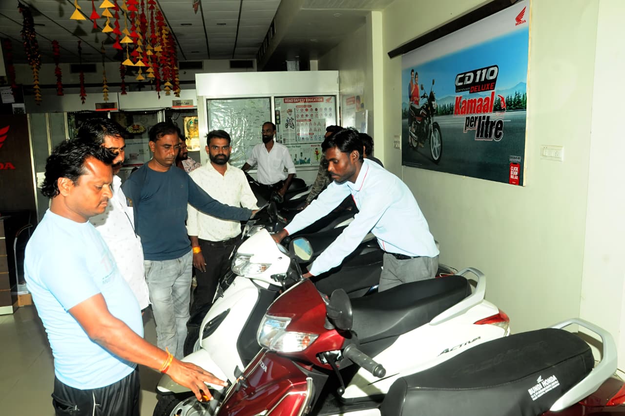 पुष्य नक्षत्र के दूसरे दिन बाजार में उमड़ी भीड़ 2 1760519864 WhatsApp Image 2025 10 15 at 14.31.24